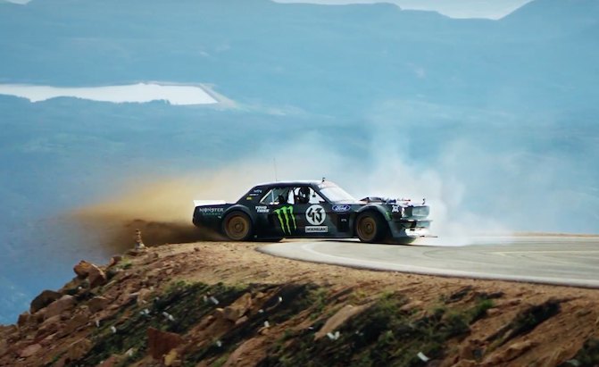 Kenas Blockas savo 1400 AG „Mustang“ automobiliu įveikė Pikes Peak trasą „Climbkhana“ lenktynėse