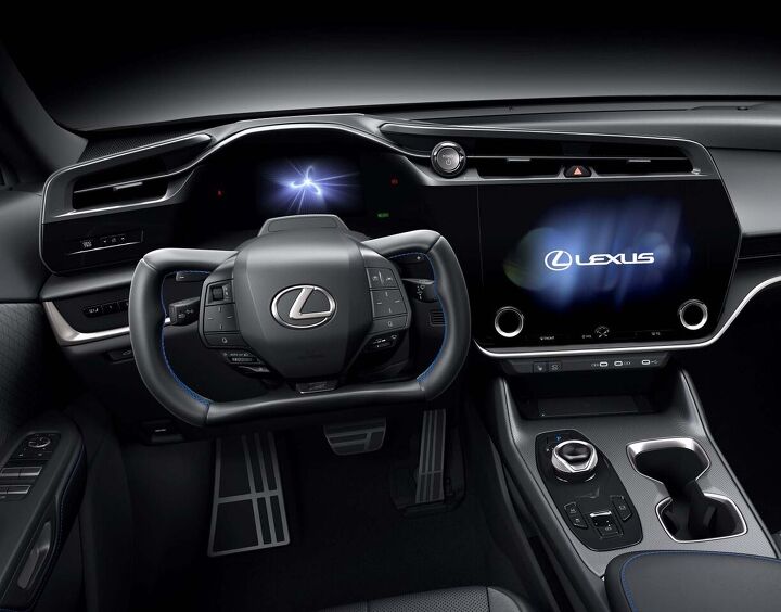 „Lexus“ 2026 m. RZ modeliui suteikia netikrą pavarų dėžę ir vairo mechanizmą
